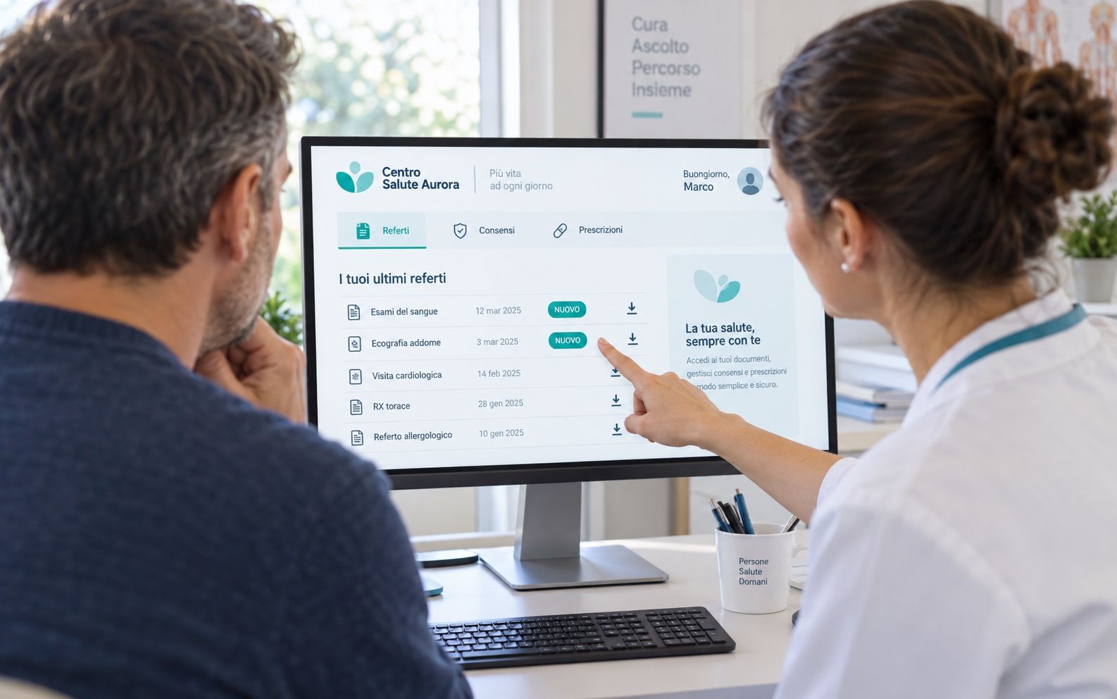 Arzt, der dem Patienten den geschützten Bereich mit den herunterladbaren Befunden zeigt