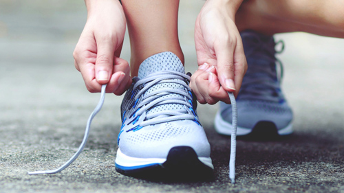 Scarpa da ginnastica che si allaccia