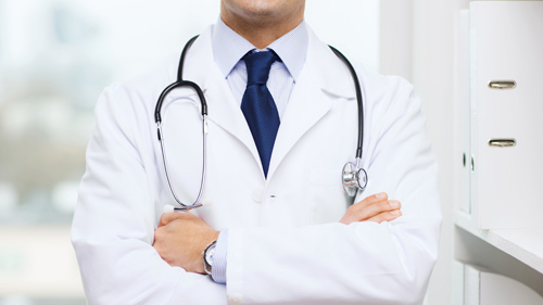 Medico con stetoscopio per caso studio Kamzan invio referti medici