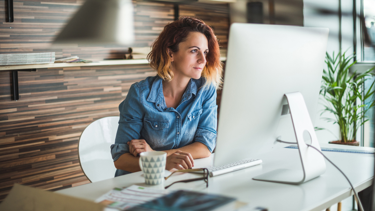 Ragazza al pc che lavora e condivide file