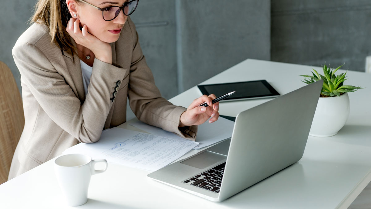 Business woman condivide al pc documenti con i clienti per una condivisione strutturata bidirezionale